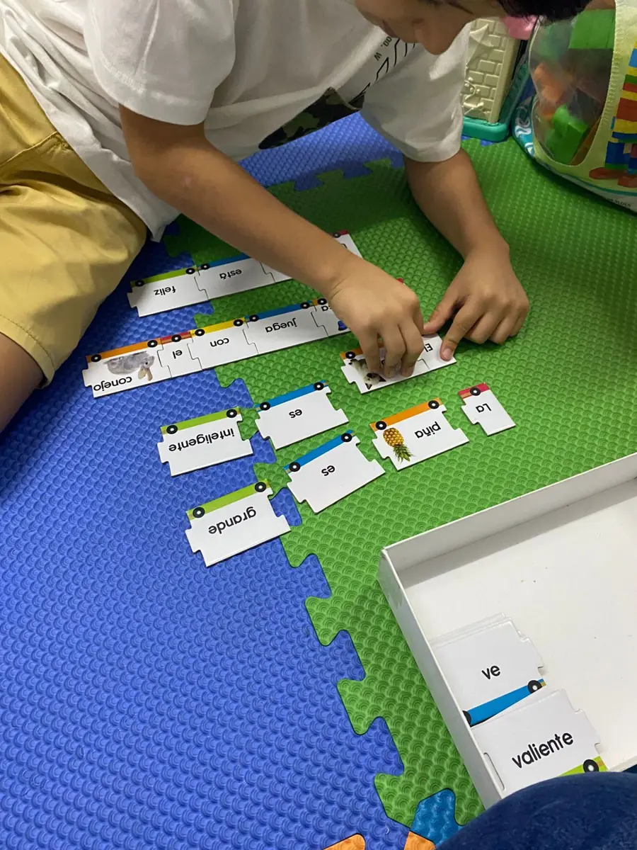 Niño ordenando tarjetas para formar oraciones