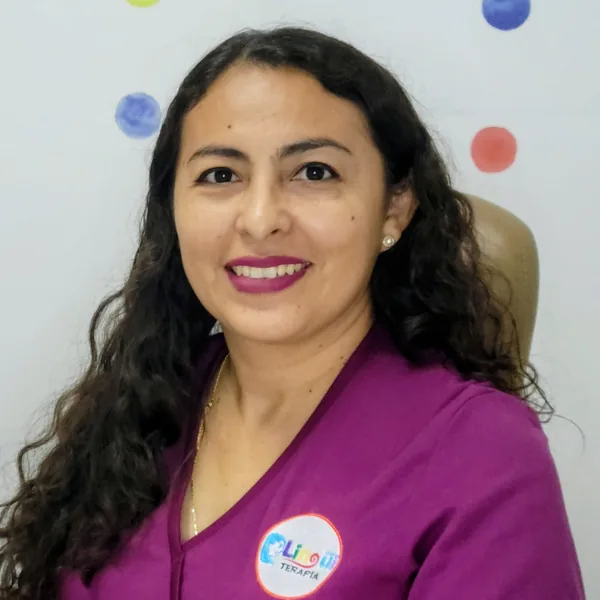 Mtra. María Luisa Lizama Casanova en su consultorio